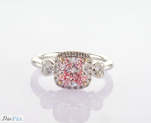 Custom Lab Grown Diamond Rings Drie Steen Stijl Hoofdsteen 1.61ct Fancy Roze Kussensnijden