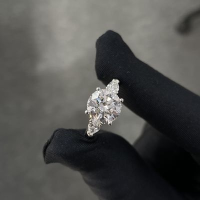 Laboratorium gegroeide diamanten ringen 3.01ct CVD Wit F VS2 Drie-steen stijl Ronde